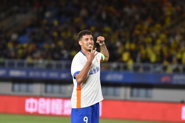 【中超】克雷桑戴帽 西海岸1比5泰山遭赛季首败