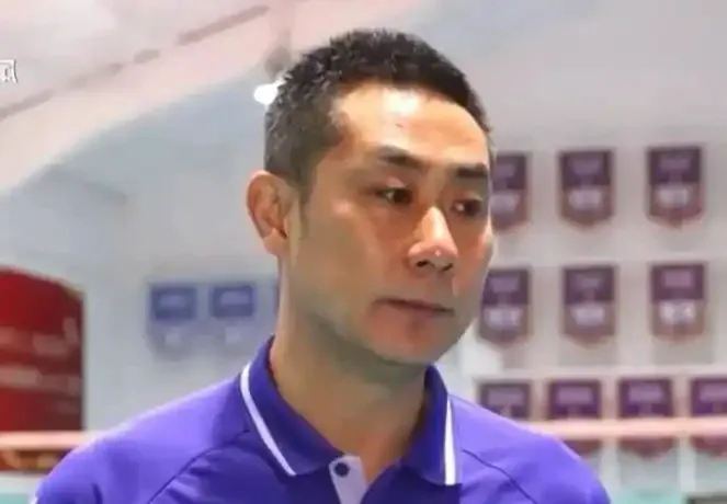 CBA直播-四强成绩掩盖不住裂痕！天津球迷彻底怒了：陈方，你就是球队罪人|天津女排|队员|执教|教练|赛季_新浪体育_新浪新闻